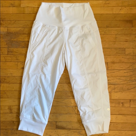 LULULEMON Cropped pants. Size 6 - Picture 1 of 1